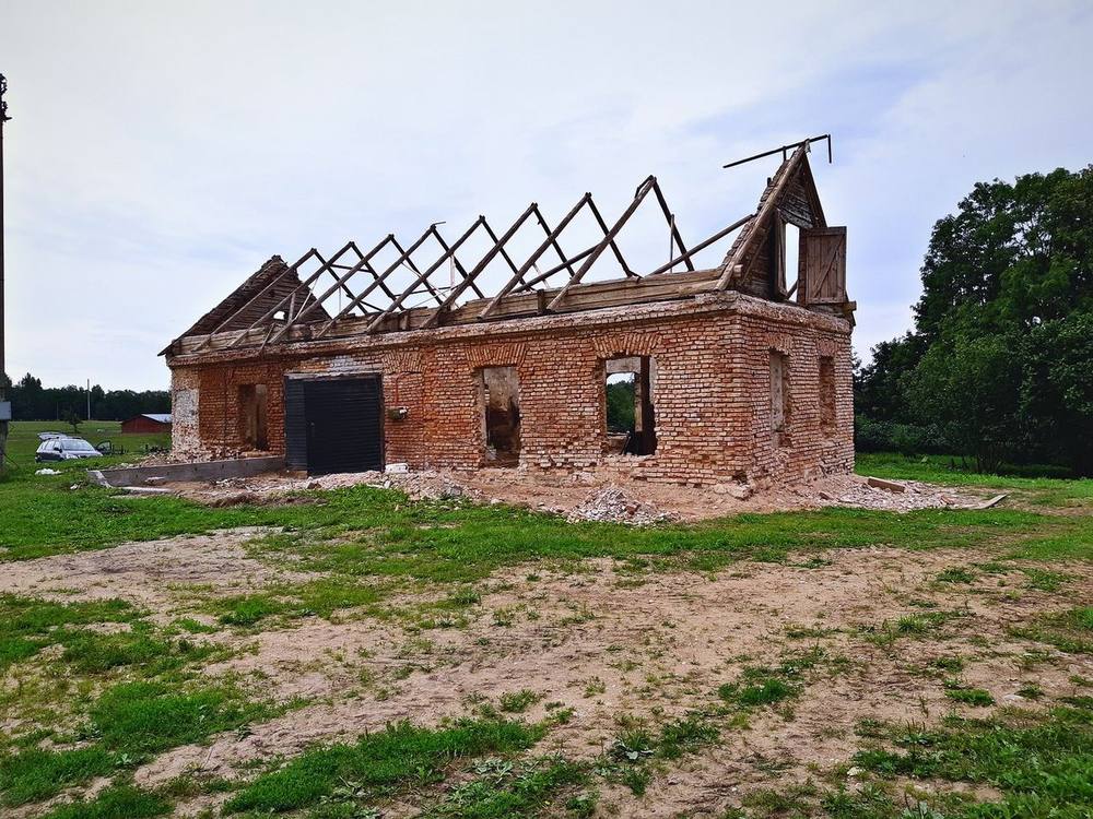 Mūrinio pastato griuvenos prieš atstatymą
